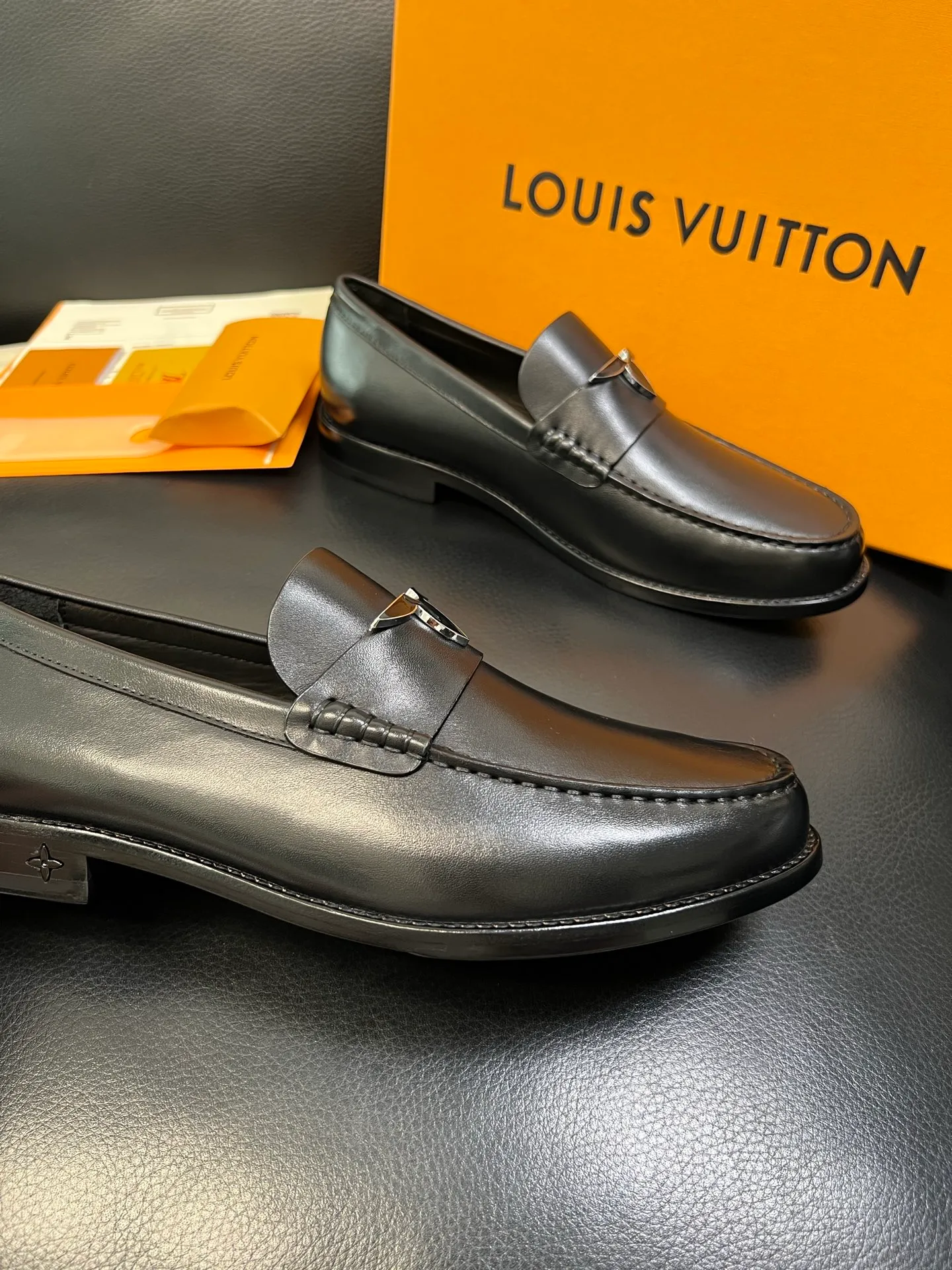 Men's shoes 💰920 Lv high quality top crafts Louis Vuitton leather shoes counter synchronized with original factory configuration, uppers imported from Italy, imported water-dyed cowhide lining, soles: original genuine leather soles specially provided by the original factory, original factory and single goods, welcome to compare, code number 39-44 (customized 38 45 46)
